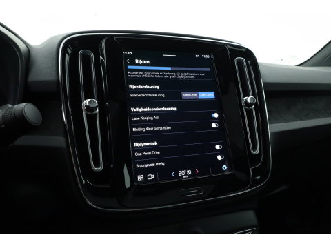 Volvo C40 Single Motor Core 69 kWh | SOH 94,5% | achteruitrijcamera | Pano-dak | Carplay | All season |