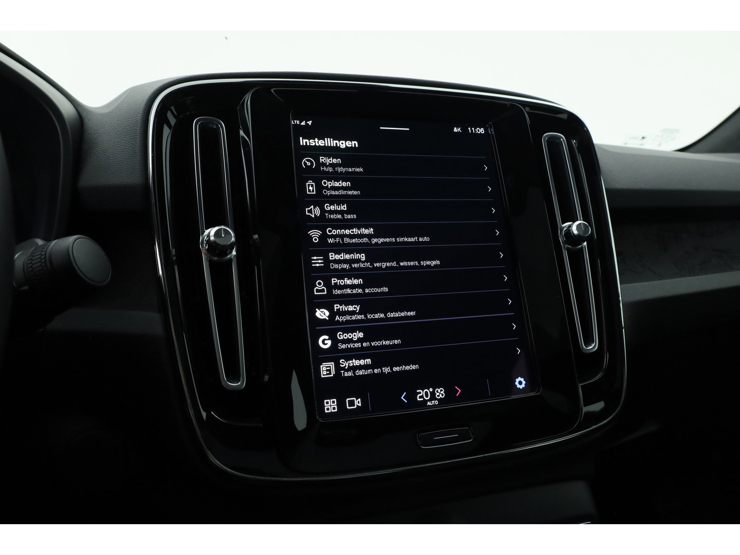Volvo C40 Single Motor Core 69 kWh | SOH 94,5% | achteruitrijcamera | Pano-dak | Carplay | All season |