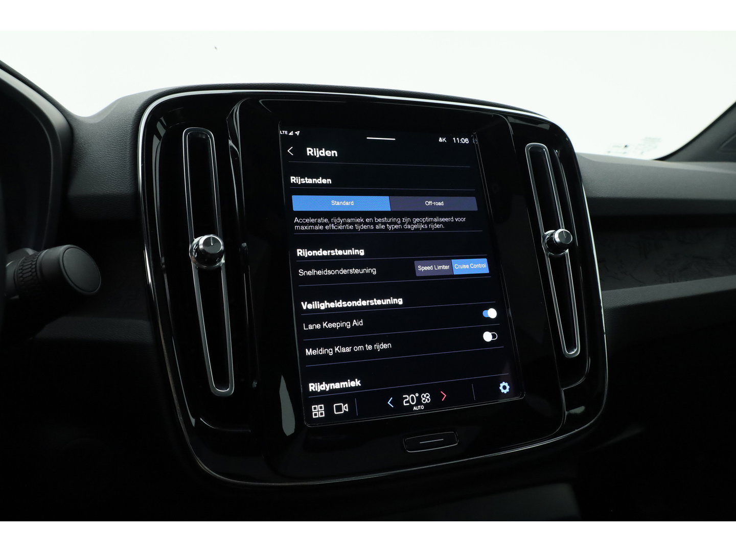 Volvo C40 Single Motor Core 69 kWh | SOH 94,5% | achteruitrijcamera | Pano-dak | Carplay | All season |