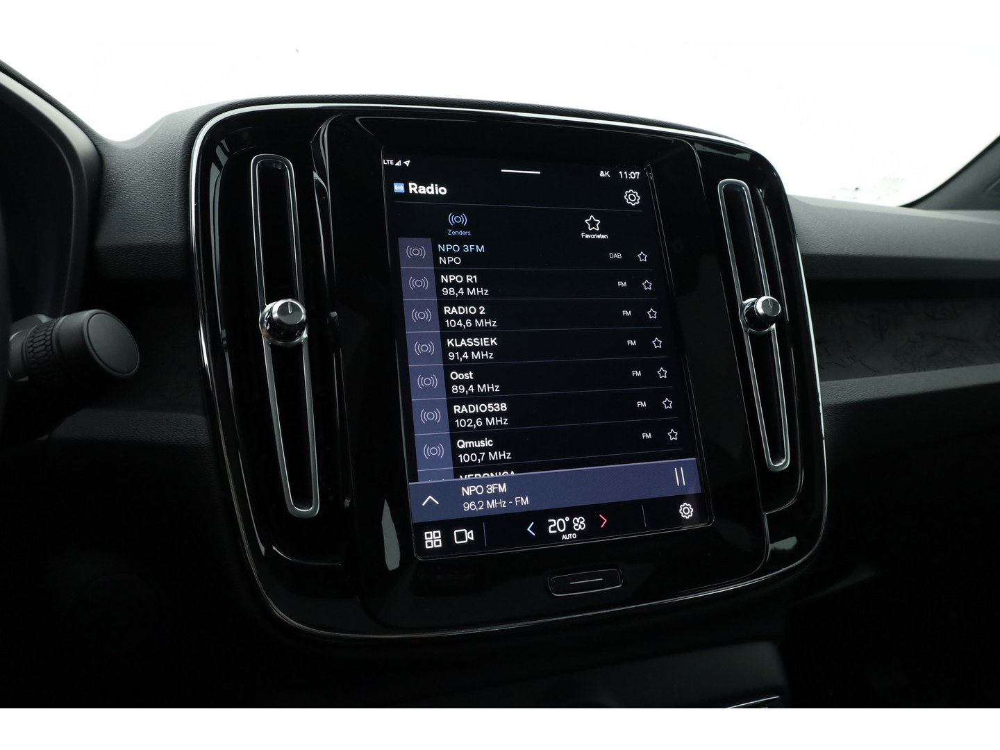 Volvo C40 Single Motor Core 69 kWh | SOH 94,5% | achteruitrijcamera | Pano-dak | Carplay | All season |