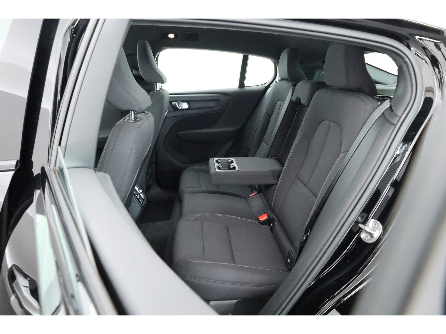 Volvo C40 Single Motor Core 69 kWh | SOH 94,5% | achteruitrijcamera | Pano-dak | Carplay | All season |