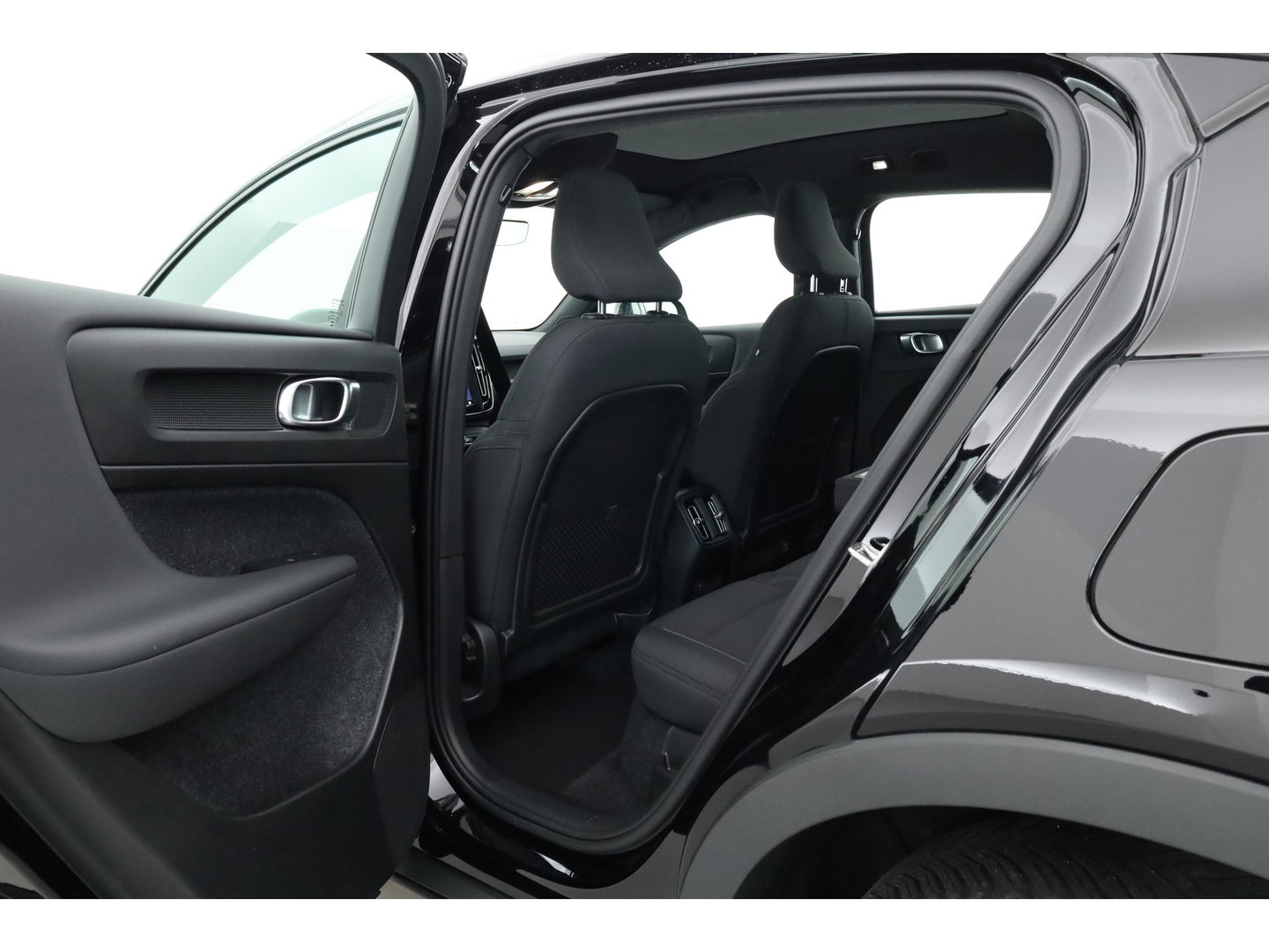 Volvo C40 Single Motor Core 69 kWh | SOH 94,5% | achteruitrijcamera | Pano-dak | Carplay | All season |