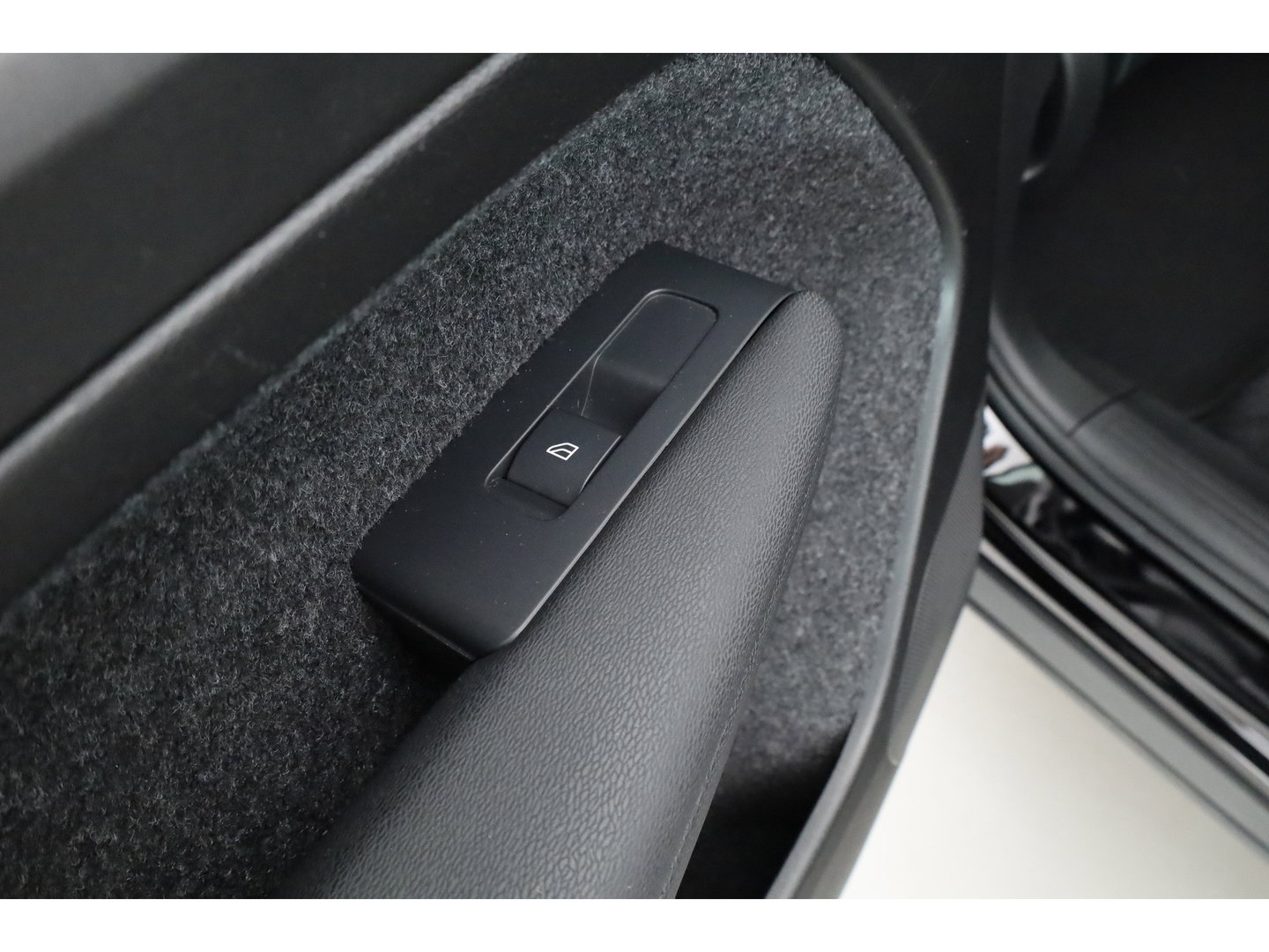 Volvo C40 Single Motor Core 69 kWh | SOH 94,5% | achteruitrijcamera | Pano-dak | Carplay | All season |