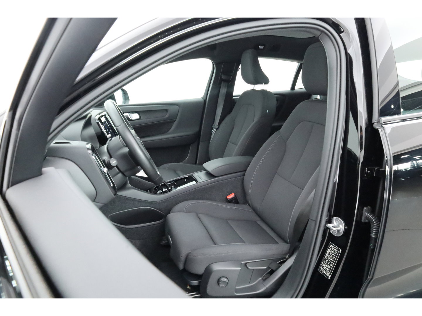 Volvo C40 Single Motor Core 69 kWh | SOH 94,5% | achteruitrijcamera | Pano-dak | Carplay | All season |