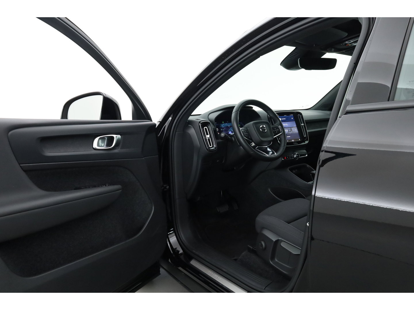 Volvo C40 Single Motor Core 69 kWh | SOH 94,5% | achteruitrijcamera | Pano-dak | Carplay | All season |