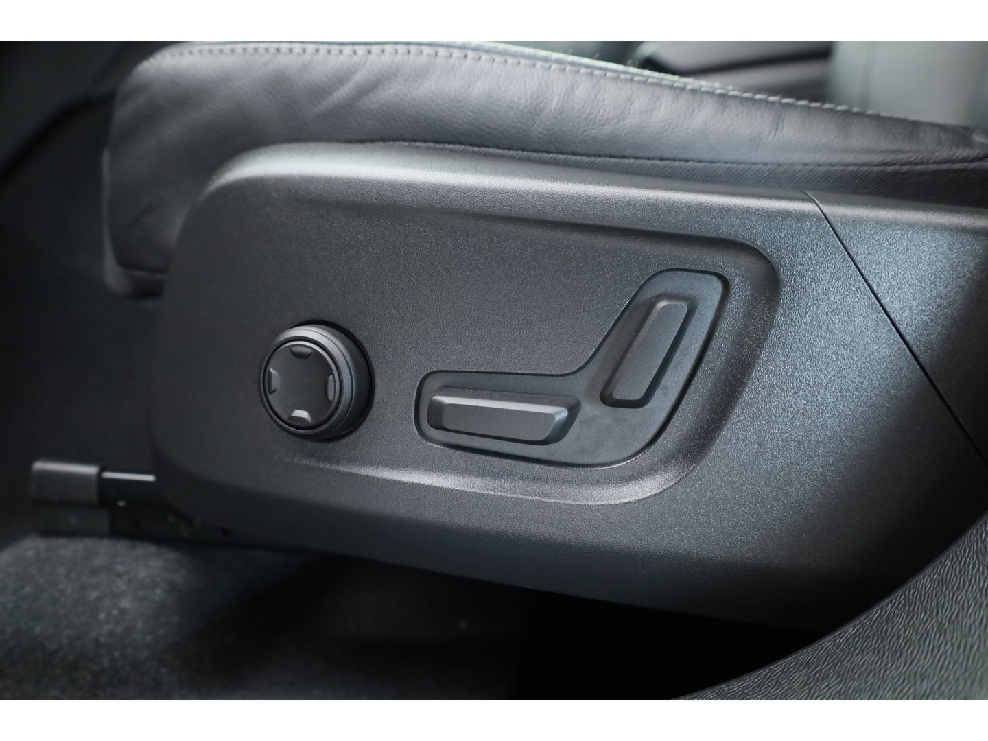 Volvo XC40 1.5 T5 Plug-in hybrid Plus Dark | ACC | Blis | H&K audio | 19' | Memory stoelen |