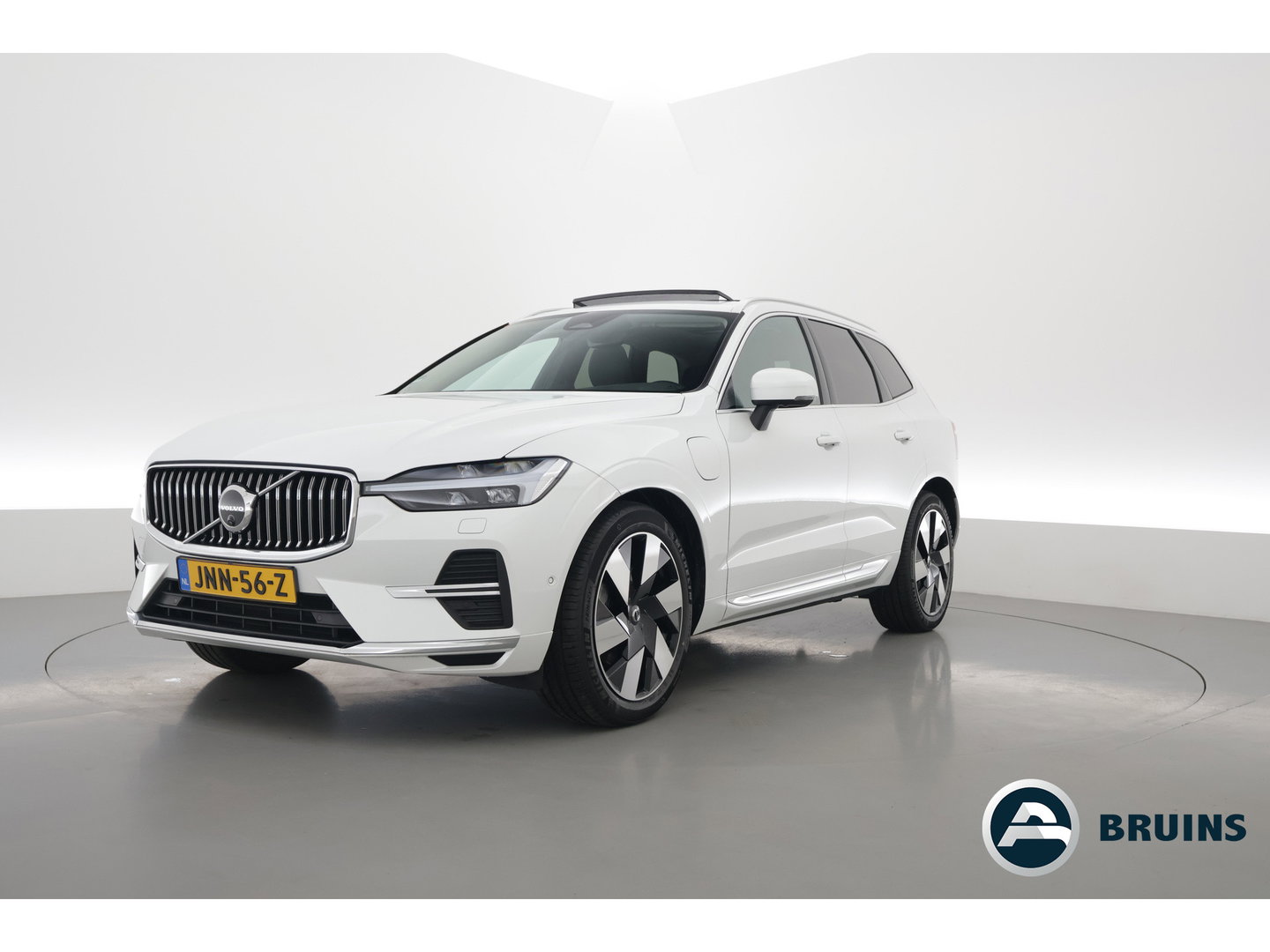 Volvo XC60 2.0 T6 Plug-in hybrid AWD Plus Bright | Prijs Rijklaar | Luchtvering | Trekhaak | pano | H&K Audio | ACC | Blis | 360 Camera | Mem stoelen |
