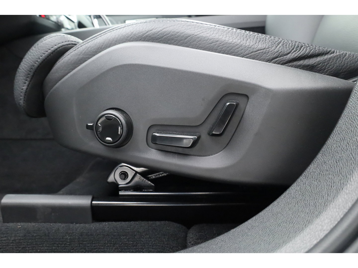 Volvo XC60 2.0 T6 Plug-in hybrid AWD Plus Bright | Prijs Rijklaar | Luchtvering | Trekhaak | pano | H&K Audio | ACC | Blis | 360 Camera | Mem stoelen |