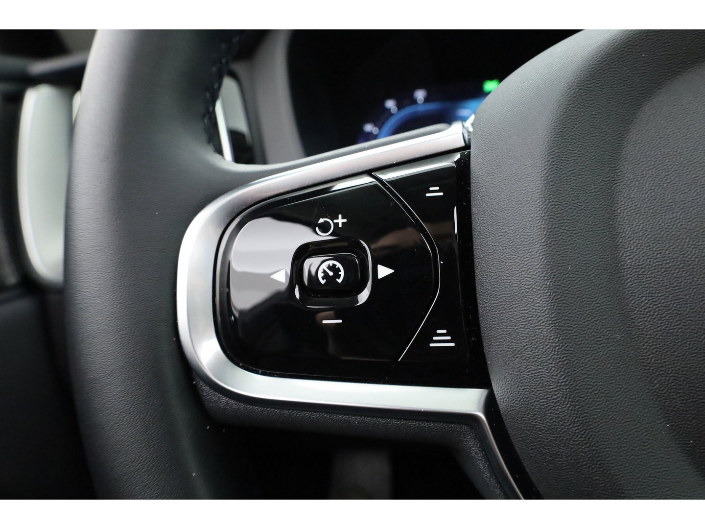 Volvo XC60 2.0 T6 Plug-in hybrid AWD Plus Bright | Prijs Rijklaar | Luchtvering | Trekhaak | pano | H&K Audio | ACC | Blis | 360 Camera | Mem stoelen |
