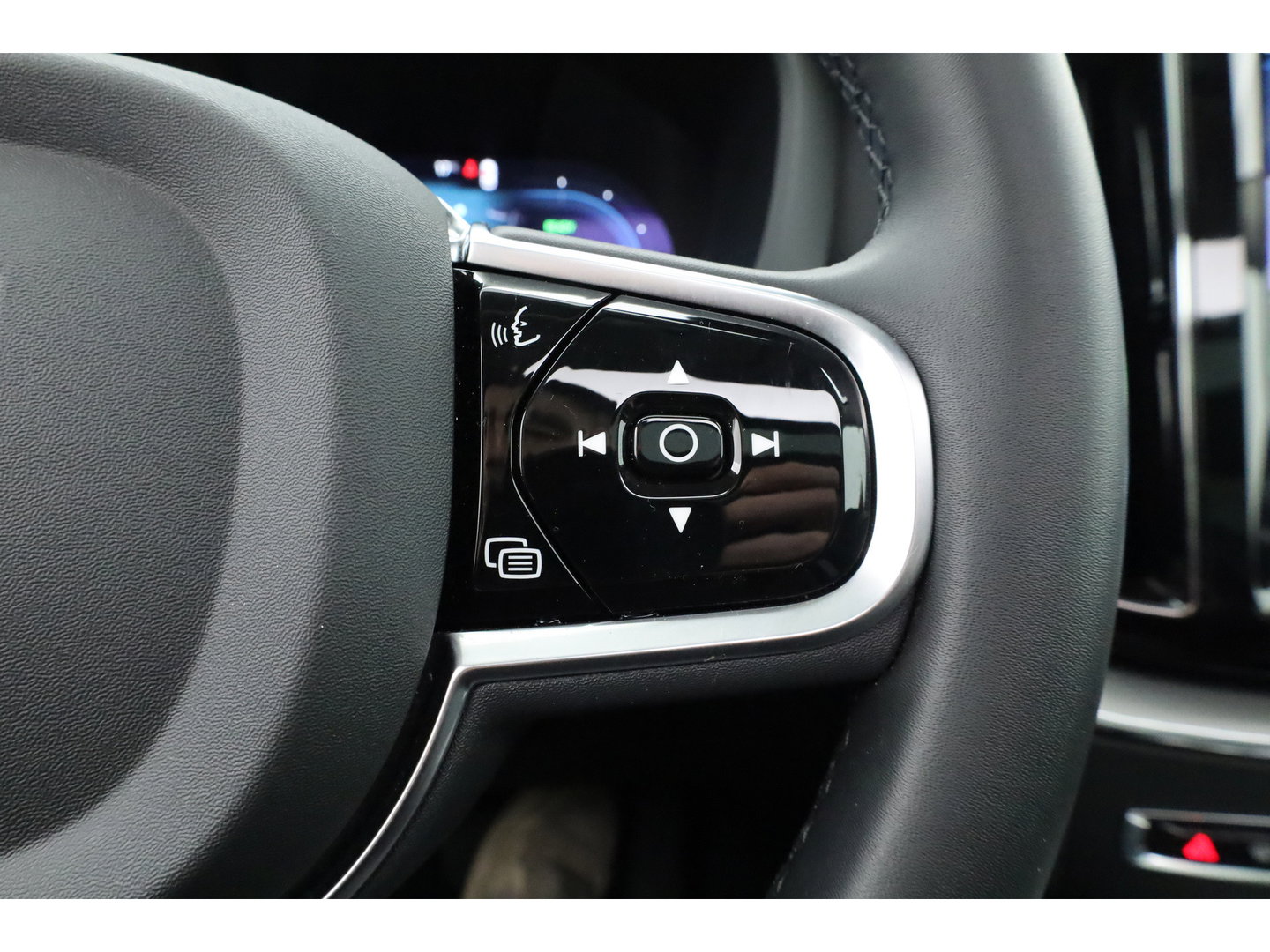 Volvo XC60 2.0 T6 Plug-in hybrid AWD Plus Bright | Prijs Rijklaar | Luchtvering | Trekhaak | pano | H&K Audio | ACC | Blis | 360 Camera | Mem stoelen |