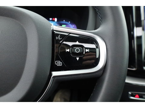 Volvo XC60 2.0 T6 Plug-in hybrid AWD Plus Bright | Prijs Rijklaar | Luchtvering | Trekhaak | pano | H&K Audio | ACC | Blis | 360 Camera | Mem stoelen |
