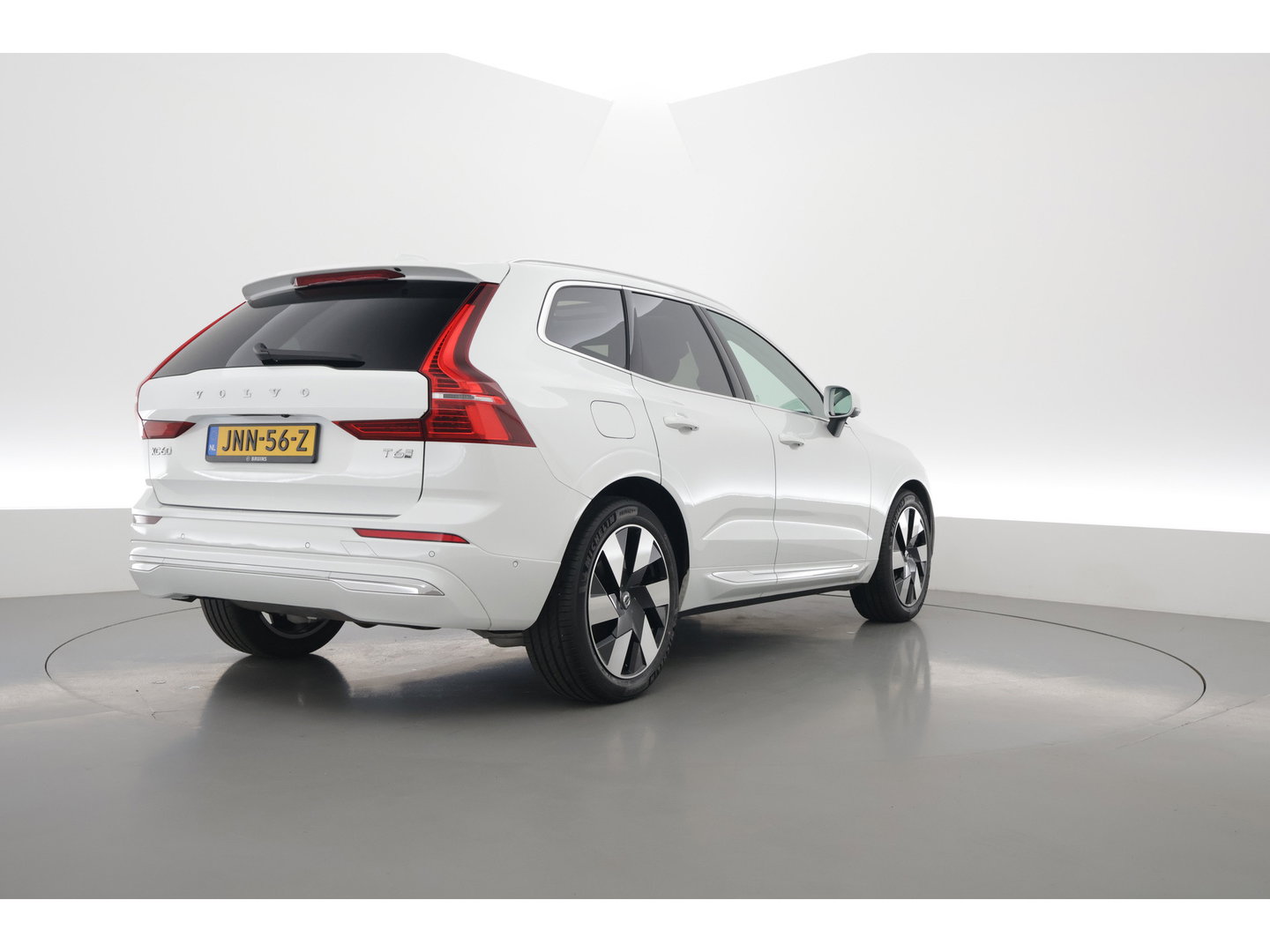 Volvo XC60 2.0 T6 Plug-in hybrid AWD Plus Bright | Prijs Rijklaar | Luchtvering | Trekhaak | pano | H&K Audio | ACC | Blis | 360 Camera | Mem stoelen |