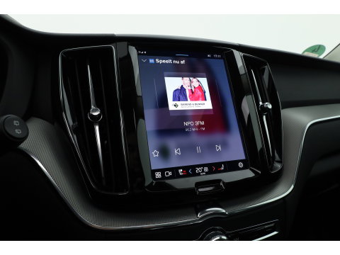 Volvo XC60 2.0 T6 Plug-in hybrid AWD Plus Bright | Prijs Rijklaar | Luchtvering | Trekhaak | pano | H&K Audio | ACC | Blis | 360 Camera | Mem stoelen |