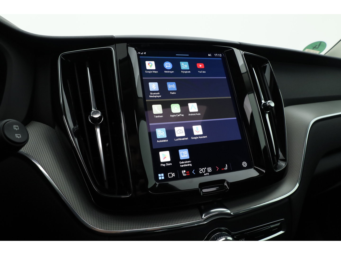 Volvo XC60 2.0 T6 Plug-in hybrid AWD Plus Bright | Prijs Rijklaar | Luchtvering | Trekhaak | pano | H&K Audio | ACC | Blis | 360 Camera | Mem stoelen |