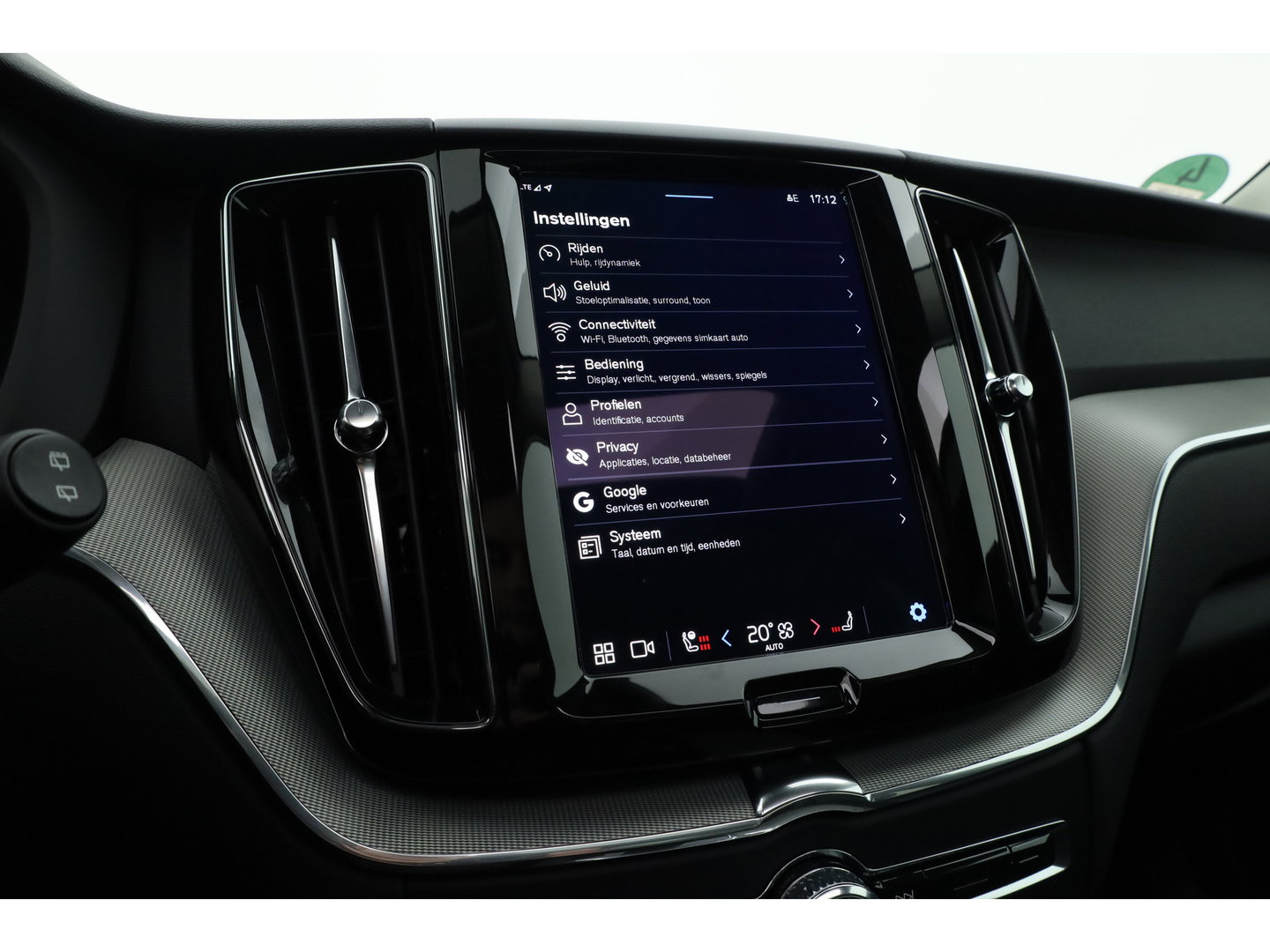 Volvo XC60 2.0 T6 Plug-in hybrid AWD Plus Bright | Prijs Rijklaar | Luchtvering | Trekhaak | pano | H&K Audio | ACC | Blis | 360 Camera | Mem stoelen |