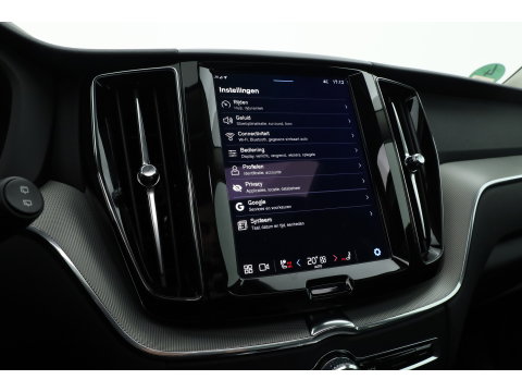 Volvo XC60 2.0 T6 Plug-in hybrid AWD Plus Bright | Prijs Rijklaar | Luchtvering | Trekhaak | pano | H&K Audio | ACC | Blis | 360 Camera | Mem stoelen |