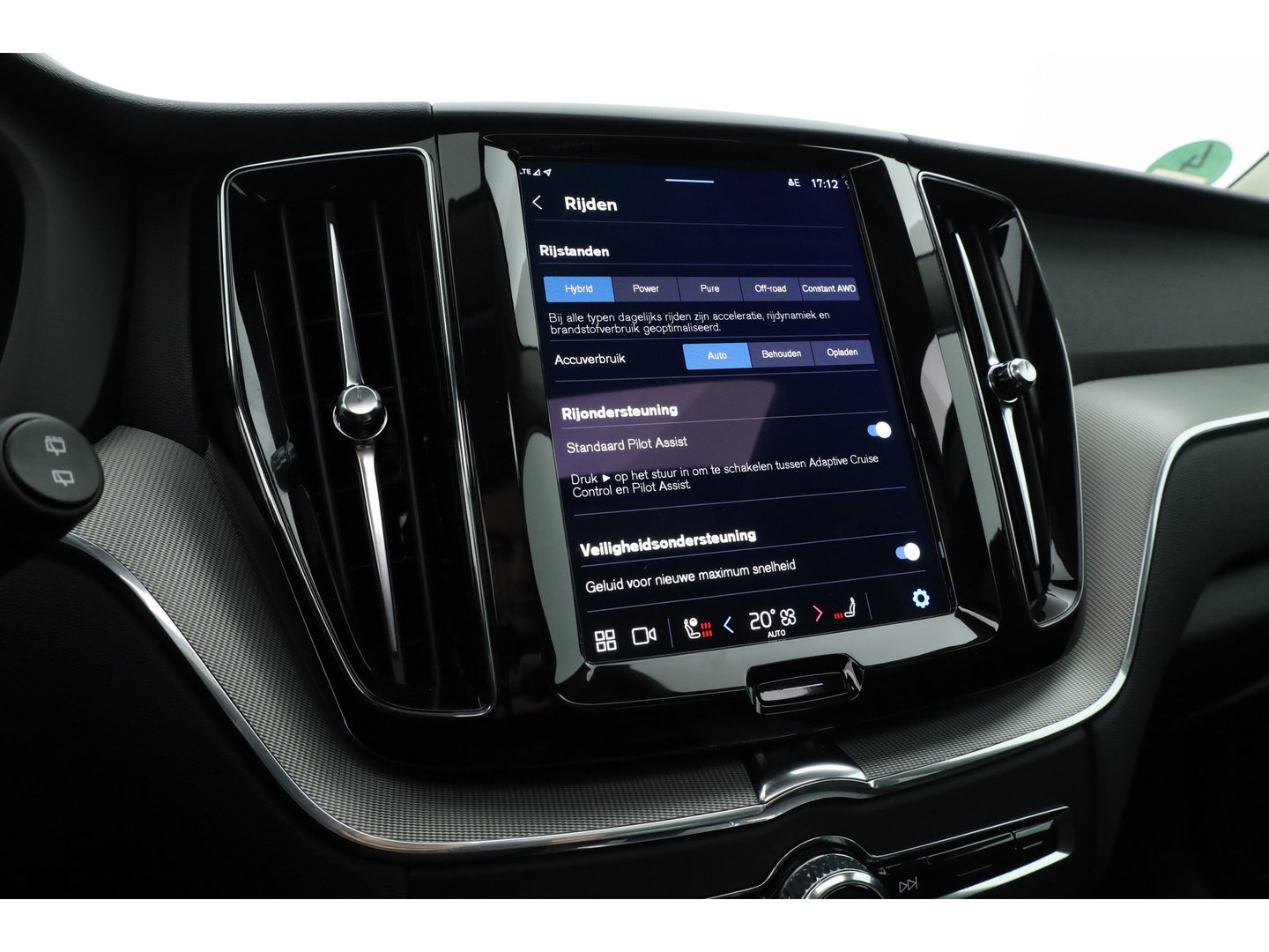 Volvo XC60 2.0 T6 Plug-in hybrid AWD Plus Bright | Prijs Rijklaar | Luchtvering | Trekhaak | pano | H&K Audio | ACC | Blis | 360 Camera | Mem stoelen |