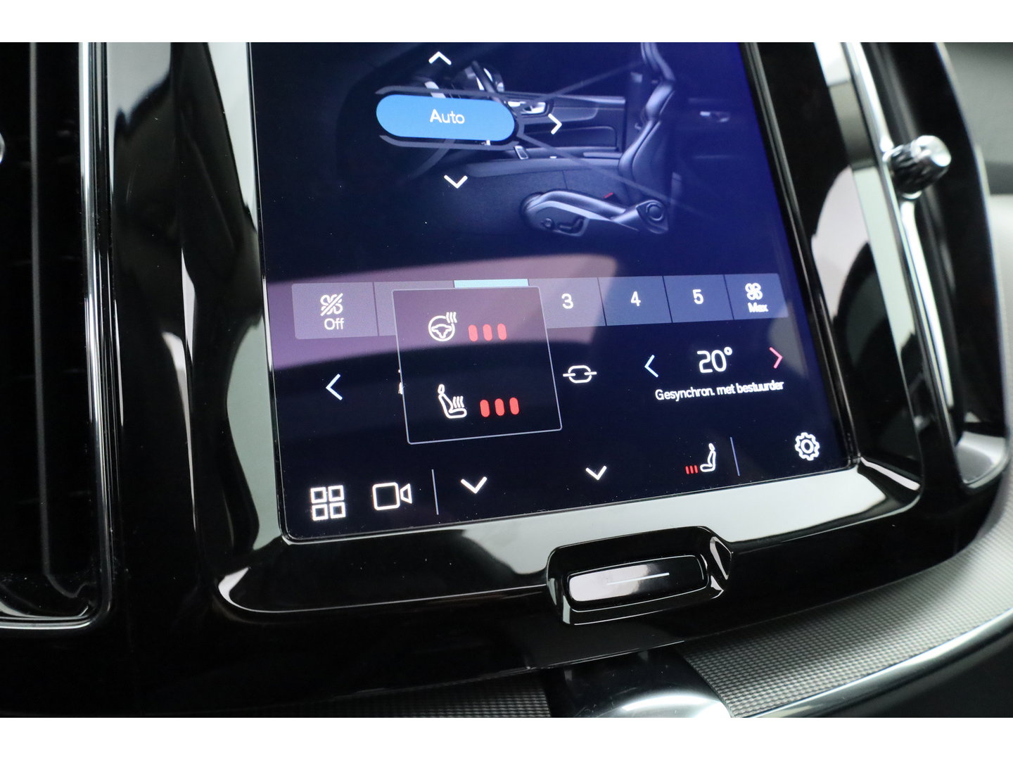 Volvo XC60 2.0 T6 Plug-in hybrid AWD Plus Bright | Prijs Rijklaar | Luchtvering | Trekhaak | pano | H&K Audio | ACC | Blis | 360 Camera | Mem stoelen |