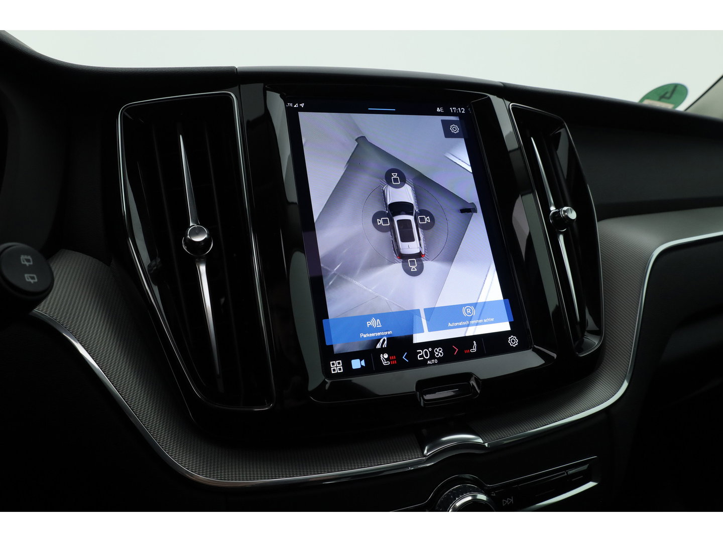 Volvo XC60 2.0 T6 Plug-in hybrid AWD Plus Bright | Prijs Rijklaar | Luchtvering | Trekhaak | pano | H&K Audio | ACC | Blis | 360 Camera | Mem stoelen |