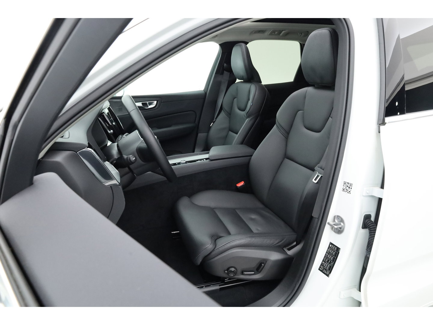 Volvo XC60 2.0 T6 Plug-in hybrid AWD Plus Bright | Prijs Rijklaar | Luchtvering | Trekhaak | pano | H&K Audio | ACC | Blis | 360 Camera | Mem stoelen |