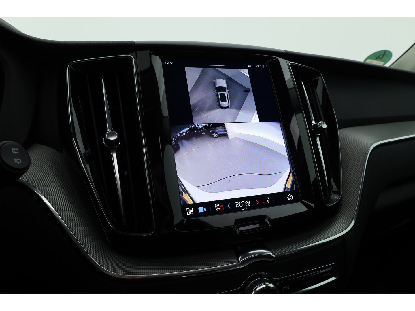 Volvo XC60 2.0 T6 Plug-in hybrid AWD Plus Bright | Prijs Rijklaar | Luchtvering | Trekhaak | pano | H&K Audio | ACC | Blis | 360 Camera | Mem stoelen |