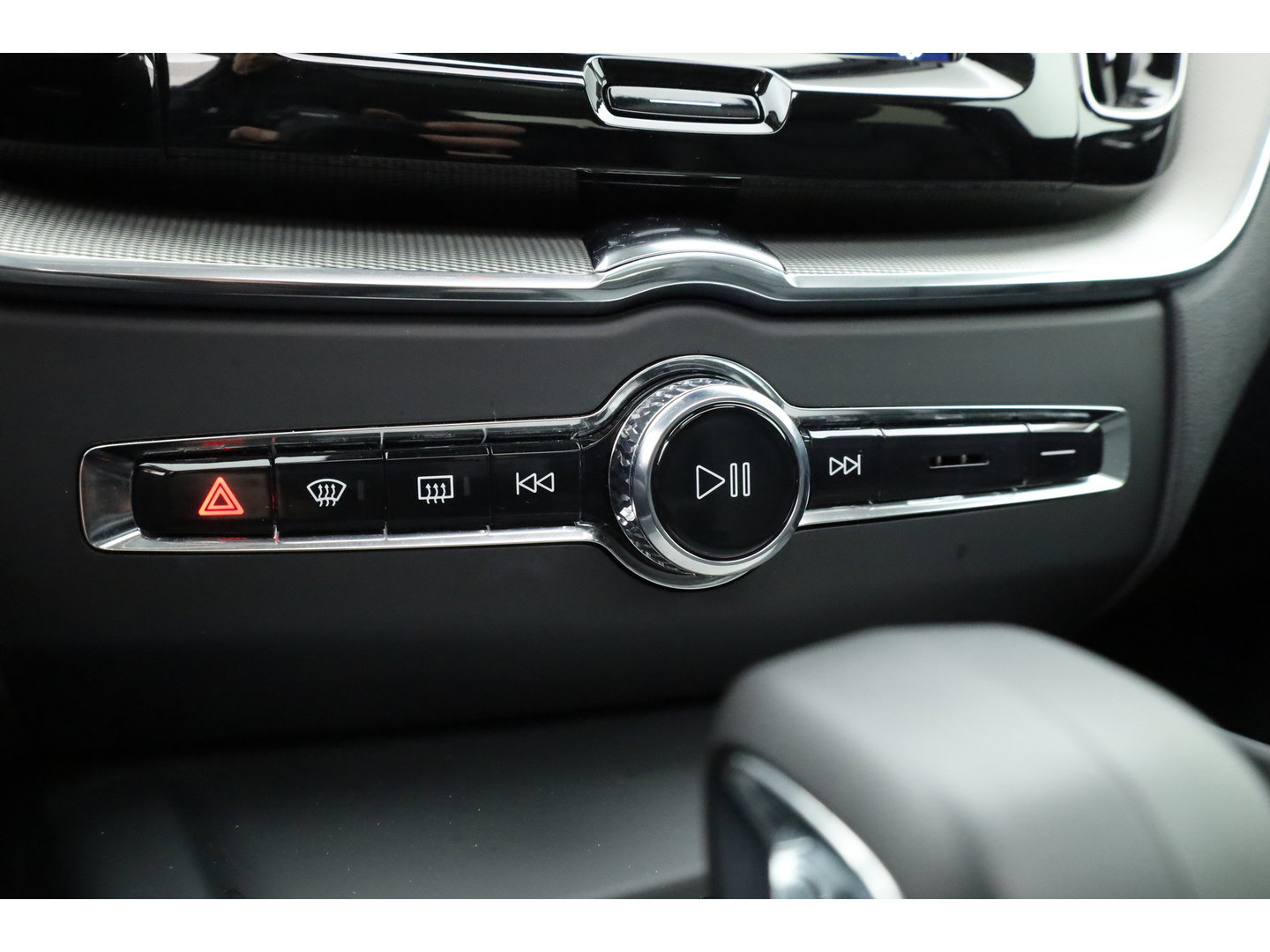 Volvo XC60 2.0 T6 Plug-in hybrid AWD Plus Bright | Prijs Rijklaar | Luchtvering | Trekhaak | pano | H&K Audio | ACC | Blis | 360 Camera | Mem stoelen |