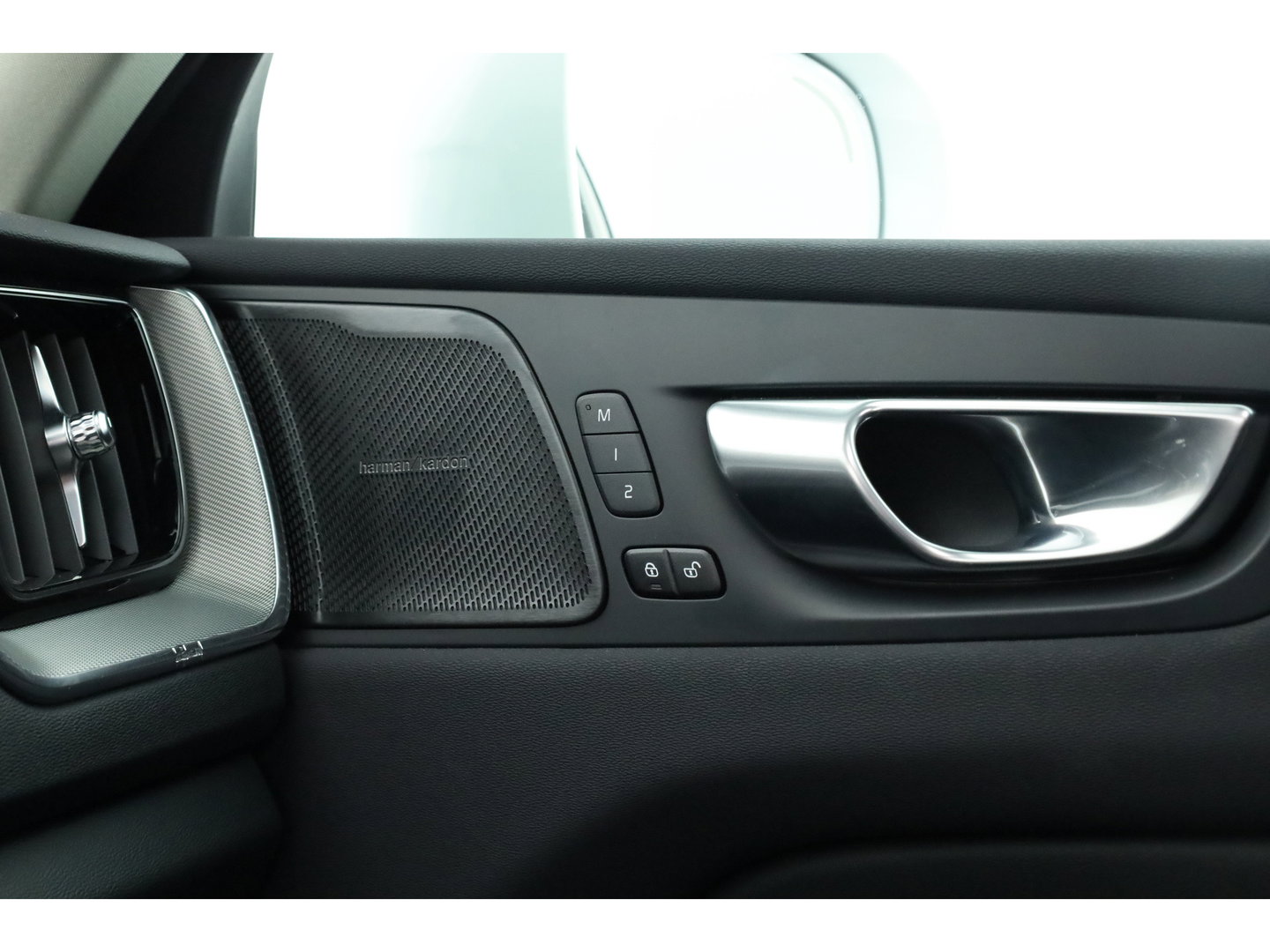 Volvo XC60 2.0 T6 Plug-in hybrid AWD Plus Bright | Prijs Rijklaar | Luchtvering | Trekhaak | pano | H&K Audio | ACC | Blis | 360 Camera | Mem stoelen |