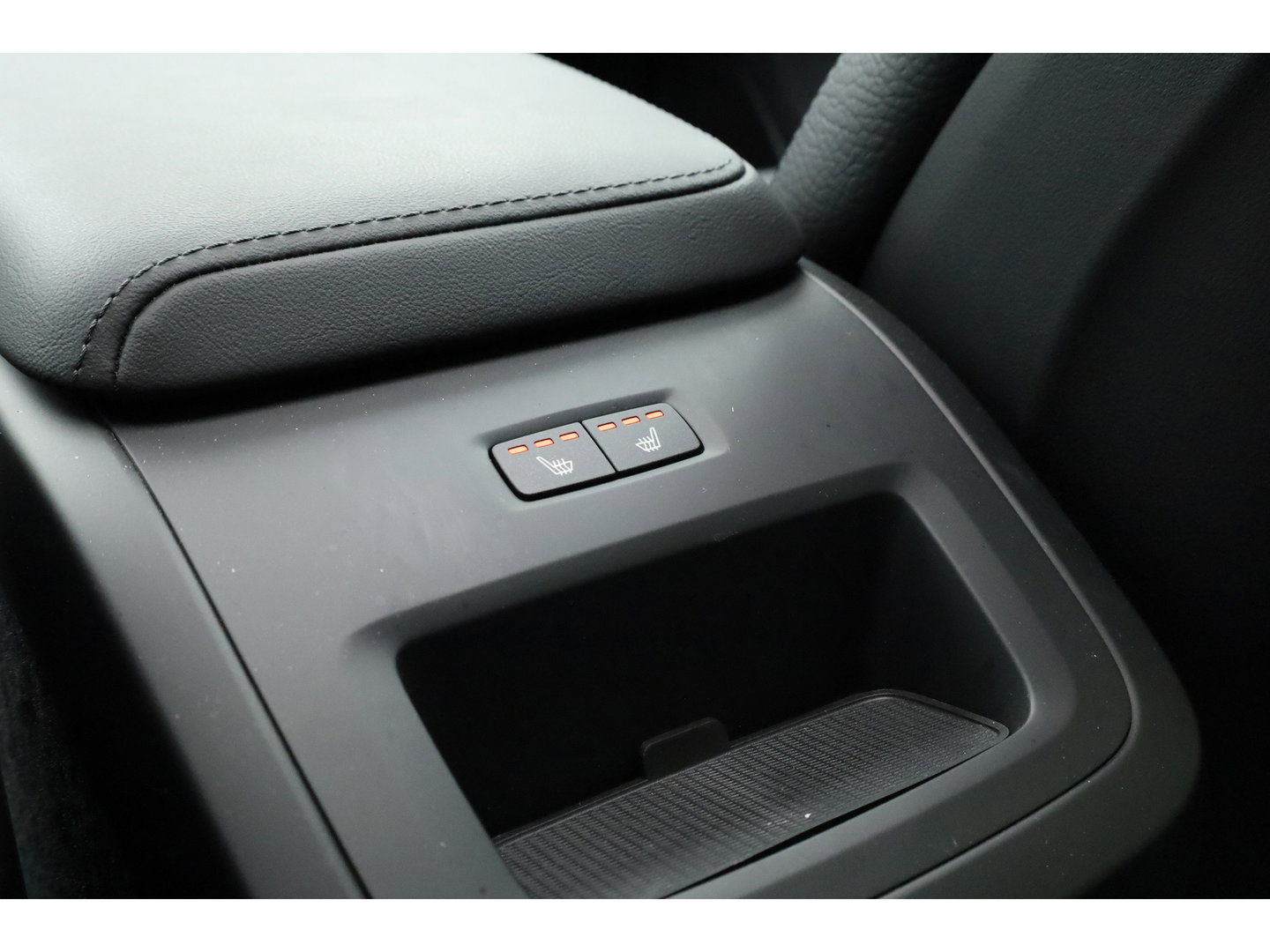 Volvo XC60 2.0 T6 Plug-in hybrid AWD Plus Bright | Prijs Rijklaar | Luchtvering | Trekhaak | pano | H&K Audio | ACC | Blis | 360 Camera | Mem stoelen |