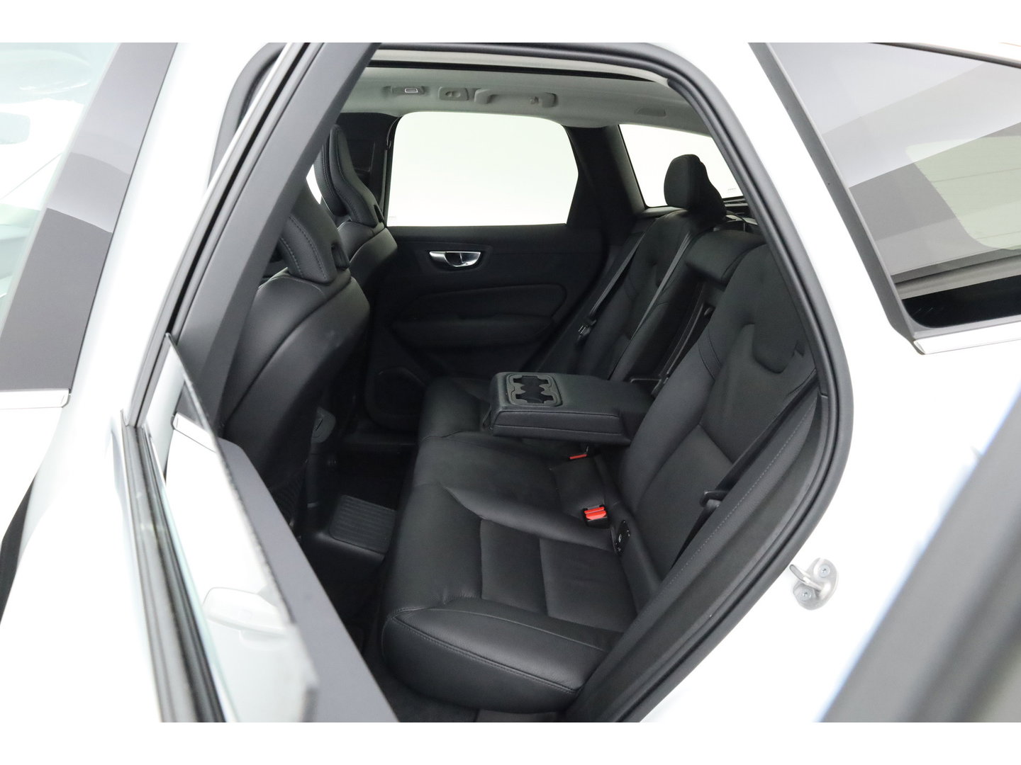 Volvo XC60 2.0 T6 Plug-in hybrid AWD Plus Bright | Prijs Rijklaar | Luchtvering | Trekhaak | pano | H&K Audio | ACC | Blis | 360 Camera | Mem stoelen |
