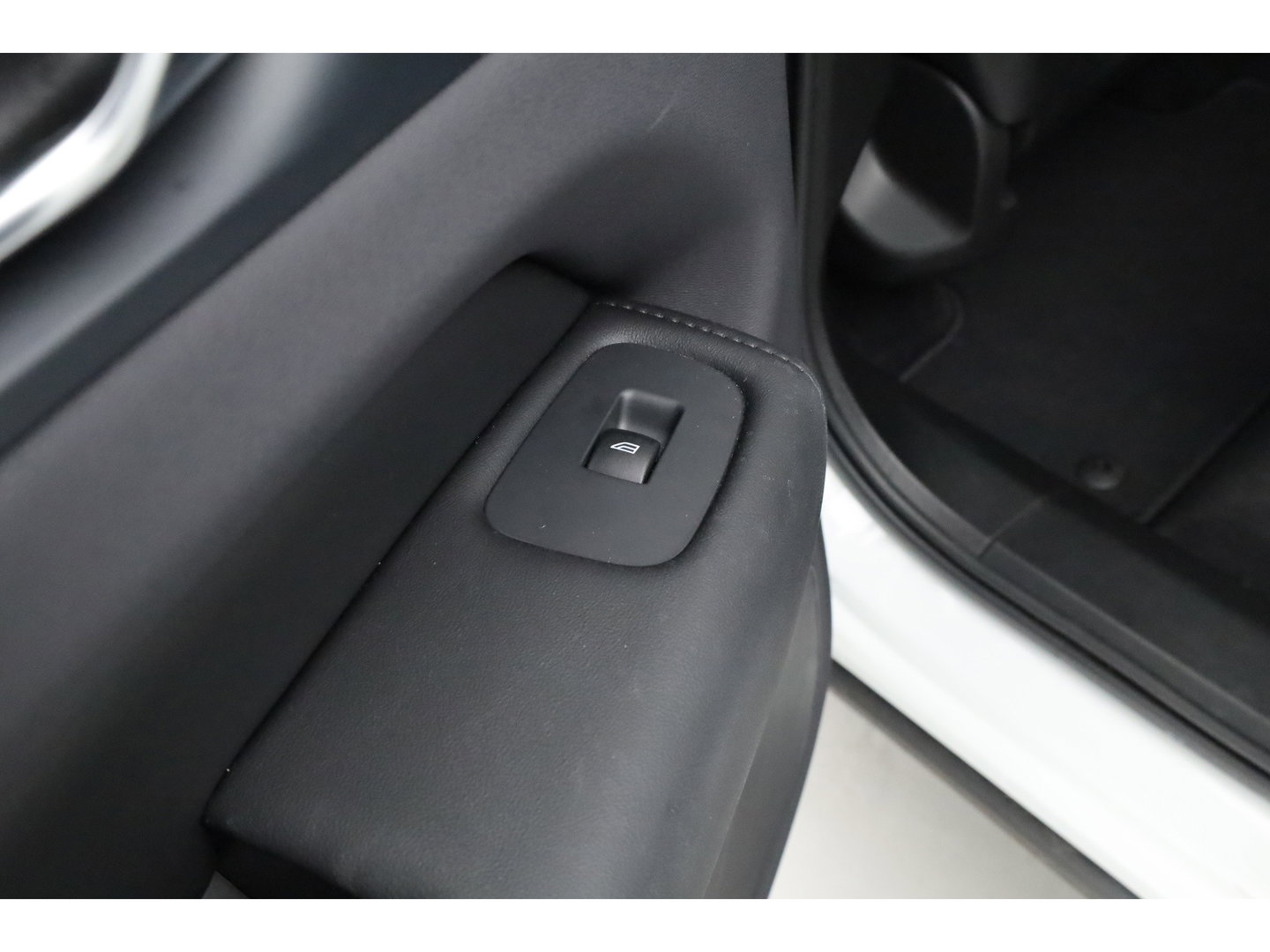 Volvo XC60 2.0 T6 Plug-in hybrid AWD Plus Bright | Prijs Rijklaar | Luchtvering | Trekhaak | pano | H&K Audio | ACC | Blis | 360 Camera | Mem stoelen |