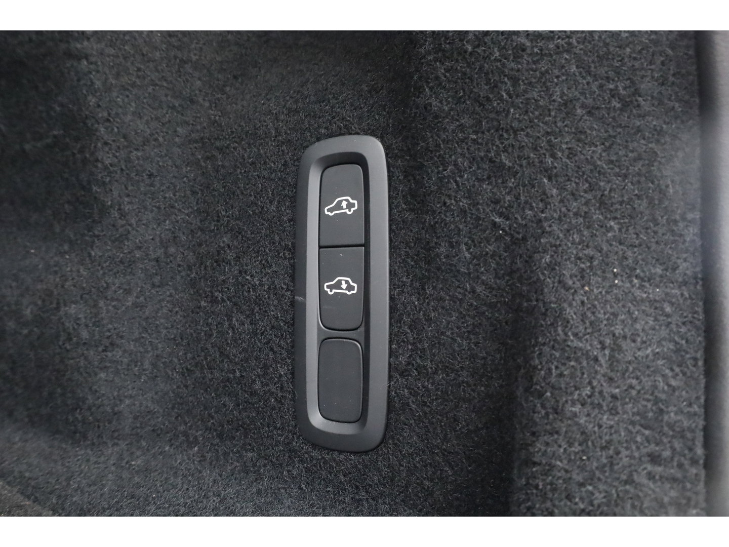 Volvo XC60 2.0 T6 Plug-in hybrid AWD Plus Bright | Prijs Rijklaar | Luchtvering | Trekhaak | pano | H&K Audio | ACC | Blis | 360 Camera | Mem stoelen |