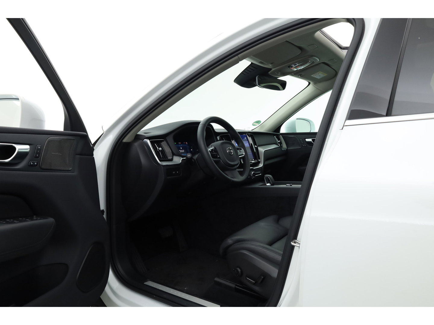 Volvo XC60 2.0 T6 Plug-in hybrid AWD Plus Bright | Prijs Rijklaar | Luchtvering | Trekhaak | pano | H&K Audio | ACC | Blis | 360 Camera | Mem stoelen |