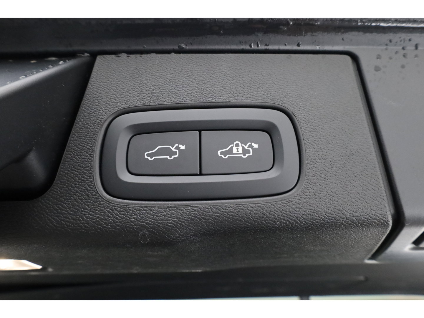 Volvo XC60 2.0 T6 Plug-in hybrid AWD Plus Bright | Prijs Rijklaar | Luchtvering | Trekhaak | pano | H&K Audio | ACC | Blis | 360 Camera | Mem stoelen |