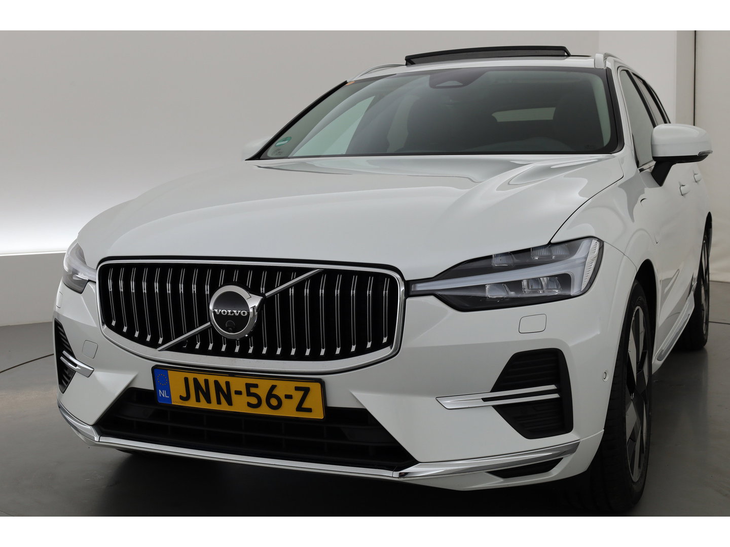 Volvo XC60 2.0 T6 Plug-in hybrid AWD Plus Bright | Prijs Rijklaar | Luchtvering | Trekhaak | pano | H&K Audio | ACC | Blis | 360 Camera | Mem stoelen |
