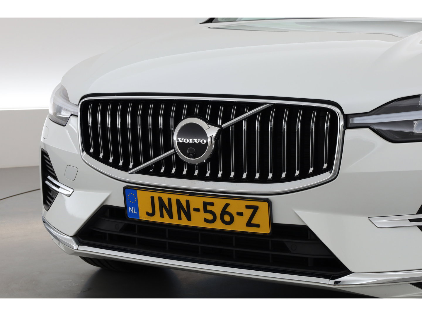 Volvo XC60 2.0 T6 Plug-in hybrid AWD Plus Bright | Prijs Rijklaar | Luchtvering | Trekhaak | pano | H&K Audio | ACC | Blis | 360 Camera | Mem stoelen |
