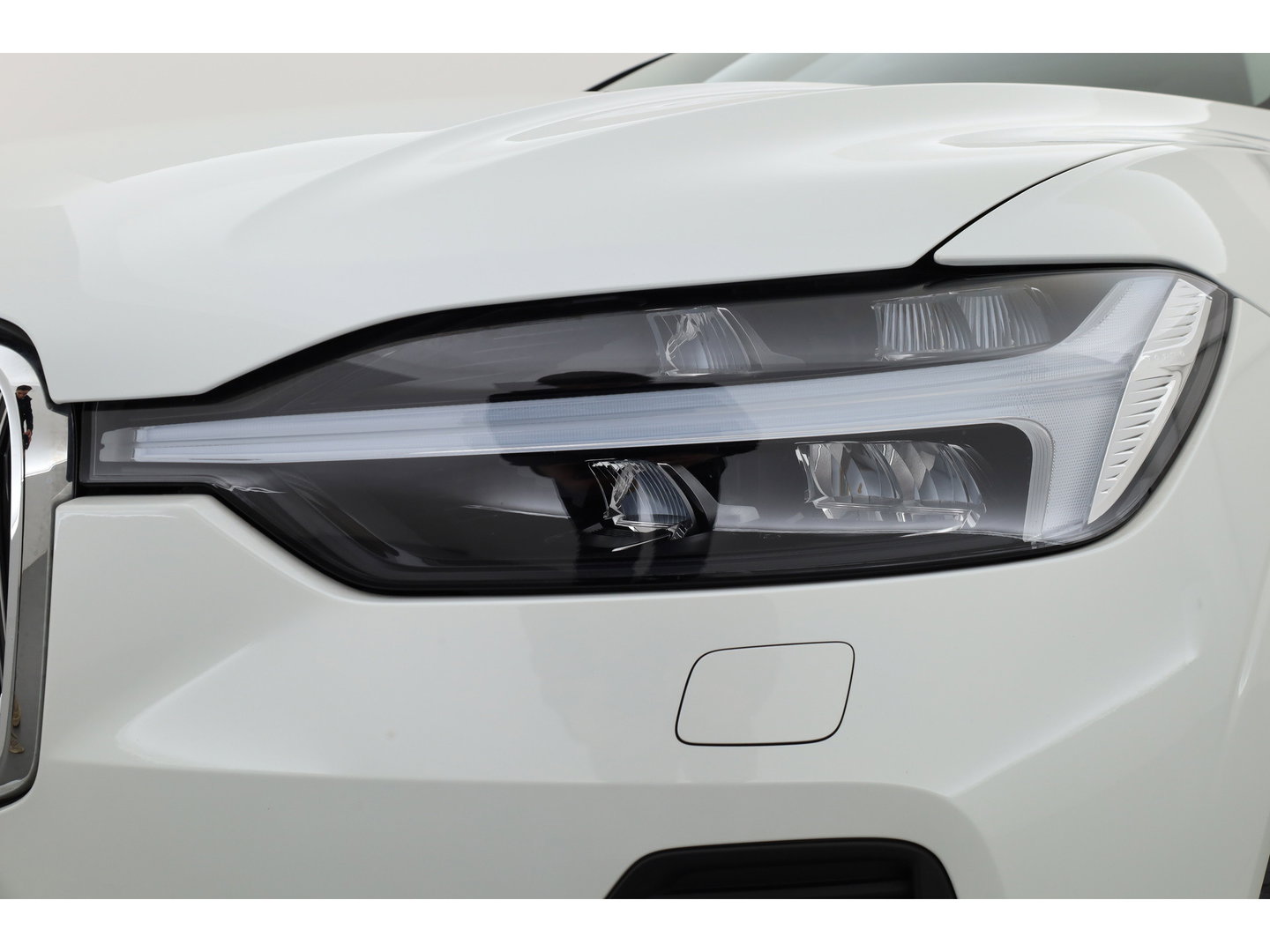 Volvo XC60 2.0 T6 Plug-in hybrid AWD Plus Bright | Prijs Rijklaar | Luchtvering | Trekhaak | pano | H&K Audio | ACC | Blis | 360 Camera | Mem stoelen |