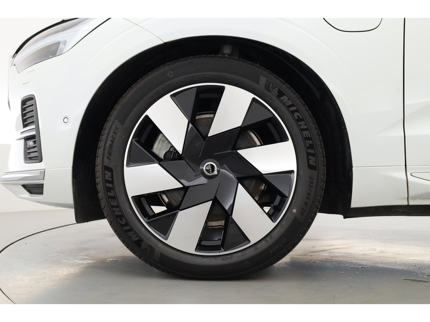 Volvo XC60 2.0 T6 Plug-in hybrid AWD Plus Bright | Prijs Rijklaar | Luchtvering | Trekhaak | pano | H&K Audio | ACC | Blis | 360 Camera | Mem stoelen |
