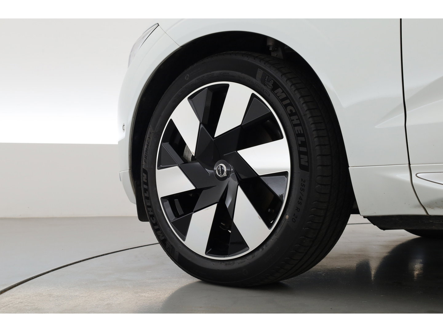 Volvo XC60 2.0 T6 Plug-in hybrid AWD Plus Bright | Prijs Rijklaar | Luchtvering | Trekhaak | pano | H&K Audio | ACC | Blis | 360 Camera | Mem stoelen |