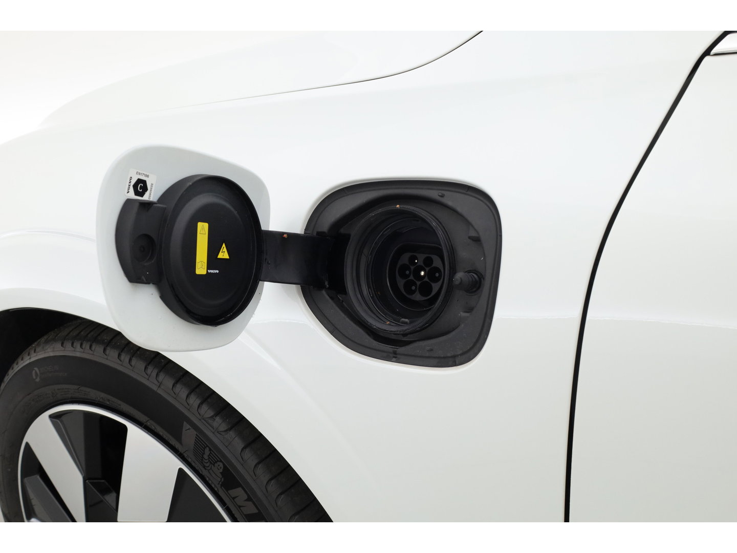 Volvo XC60 2.0 T6 Plug-in hybrid AWD Plus Bright | Prijs Rijklaar | Luchtvering | Trekhaak | pano | H&K Audio | ACC | Blis | 360 Camera | Mem stoelen |