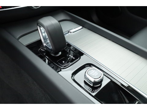 Volvo XC60 2.0 T6 Plug-in hybrid AWD Plus Bright | Prijs Rijklaar | Luchtvering | Trekhaak | pano | H&K Audio | ACC | Blis | 360 Camera | Mem stoelen |