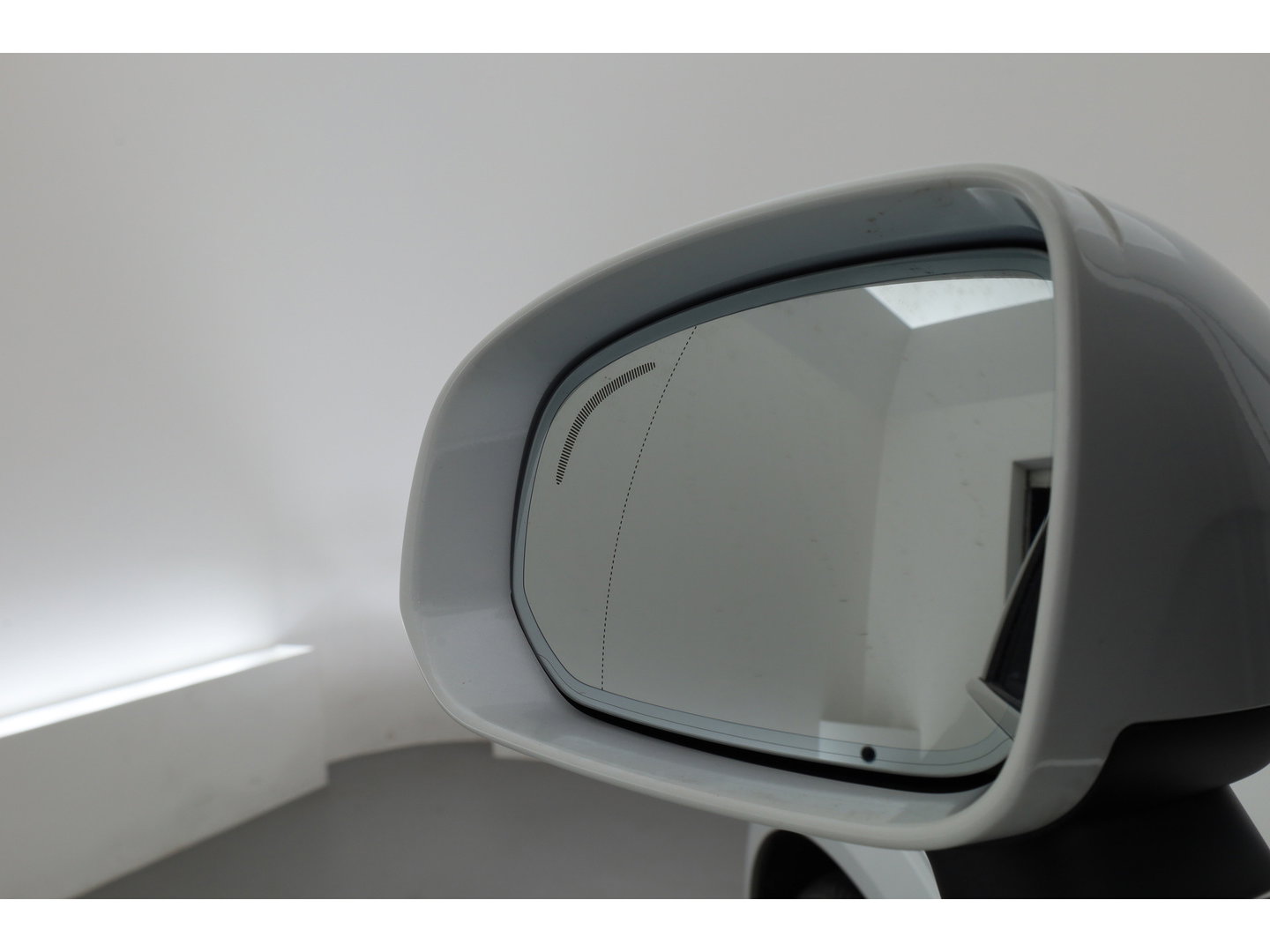 Volvo XC60 2.0 T6 Plug-in hybrid AWD Plus Bright | Prijs Rijklaar | Luchtvering | Trekhaak | pano | H&K Audio | ACC | Blis | 360 Camera | Mem stoelen |