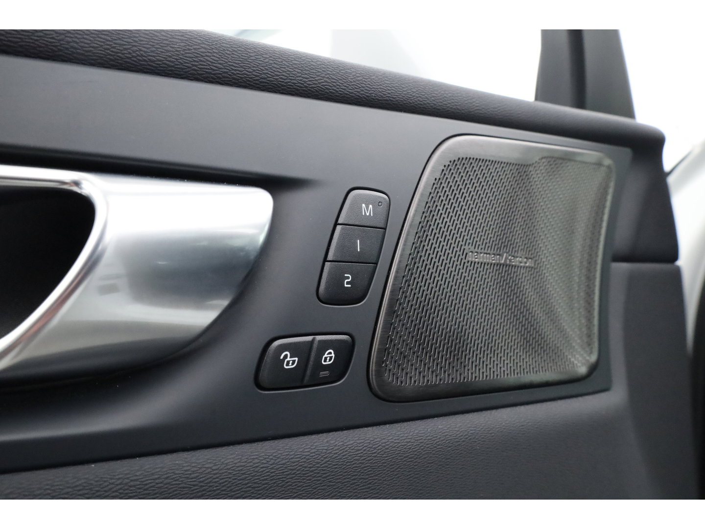 Volvo XC60 2.0 T6 Plug-in hybrid AWD Plus Bright | Prijs Rijklaar | Luchtvering | Trekhaak | pano | H&K Audio | ACC | Blis | 360 Camera | Mem stoelen |