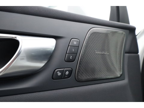 Volvo XC60 2.0 T6 Plug-in hybrid AWD Plus Bright | Prijs Rijklaar | Luchtvering | Trekhaak | pano | H&K Audio | ACC | Blis | 360 Camera | Mem stoelen |