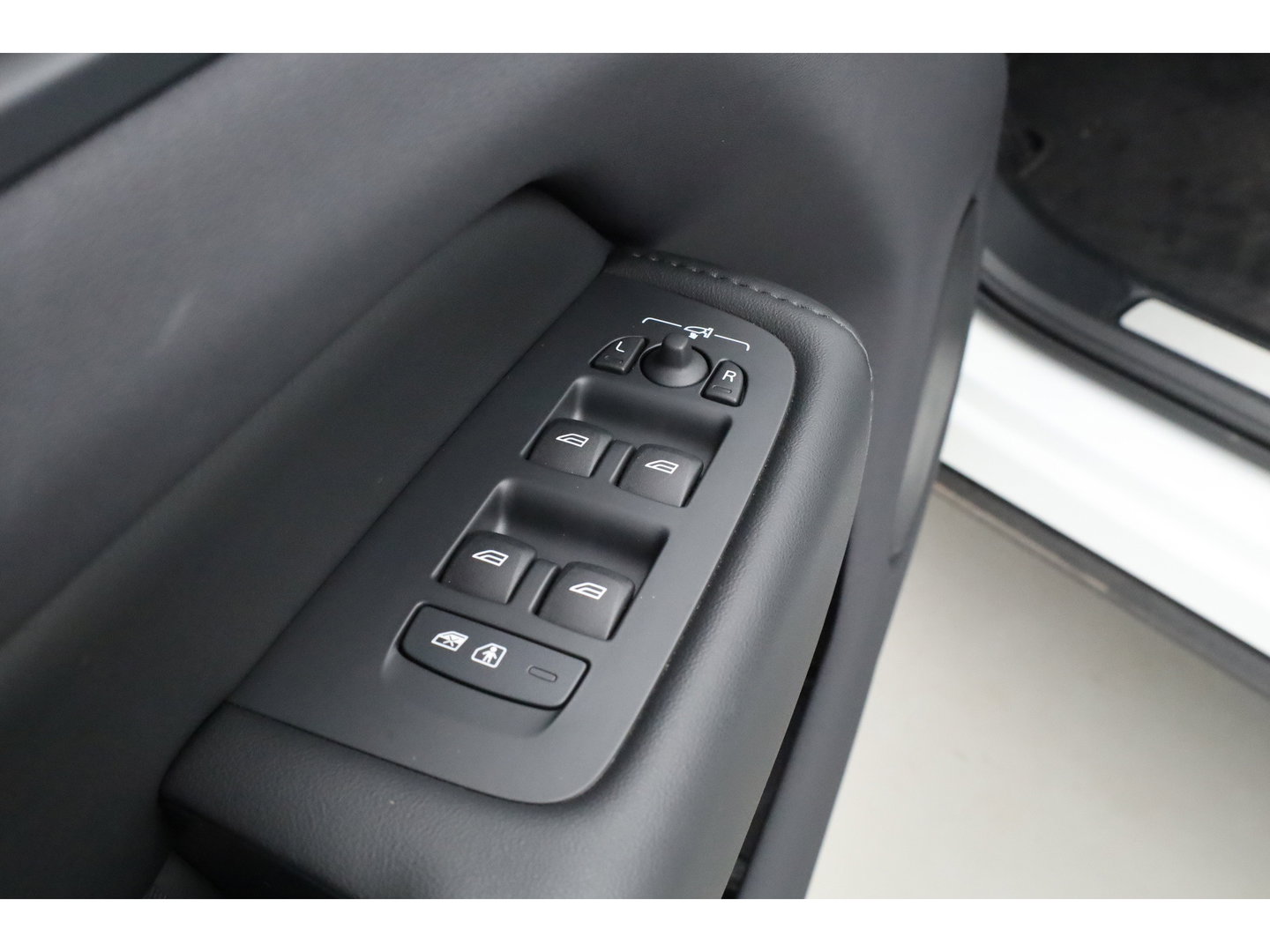 Volvo XC60 2.0 T6 Plug-in hybrid AWD Plus Bright | Prijs Rijklaar | Luchtvering | Trekhaak | pano | H&K Audio | ACC | Blis | 360 Camera | Mem stoelen |