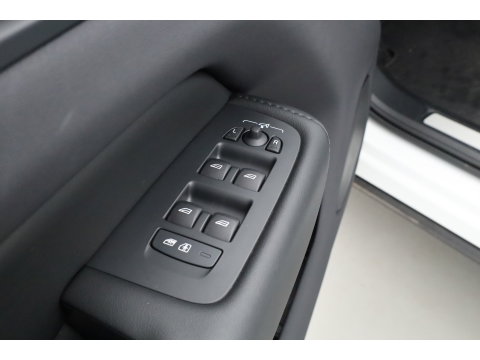 Volvo XC60 2.0 T6 Plug-in hybrid AWD Plus Bright | Prijs Rijklaar | Luchtvering | Trekhaak | pano | H&K Audio | ACC | Blis | 360 Camera | Mem stoelen |