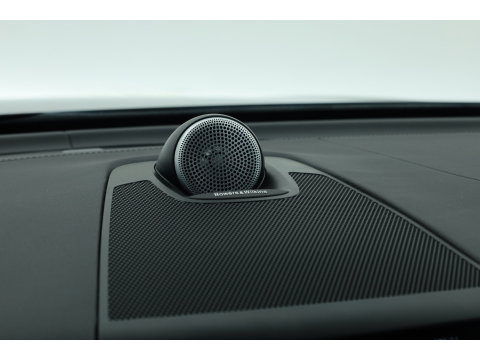 Volvo XC60 2.0 T6 Plug-in hybrid AWD Ultra Black Edition | Luchtvering | Massage | B&W Audio | Trekhaak | 360 camera | Head-up |