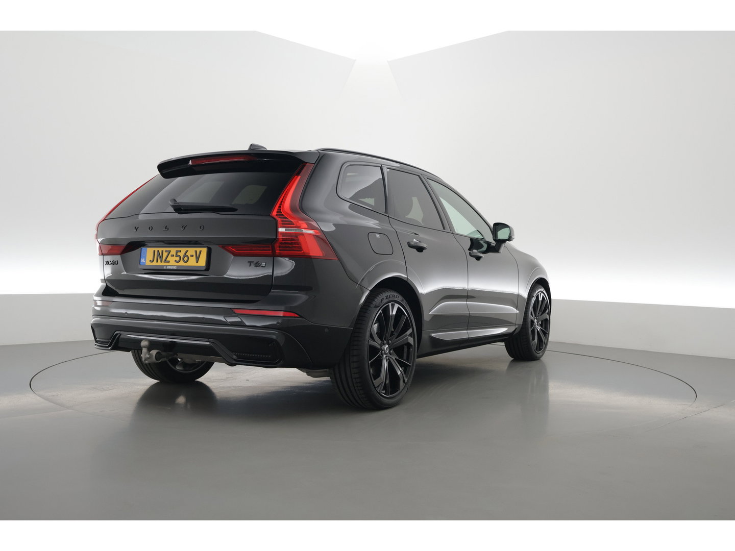 Volvo XC60 2.0 T6 Plug-in hybrid AWD Ultra Black Edition | Luchtvering | Massage | B&W Audio | Trekhaak | 360 camera | Head-up |