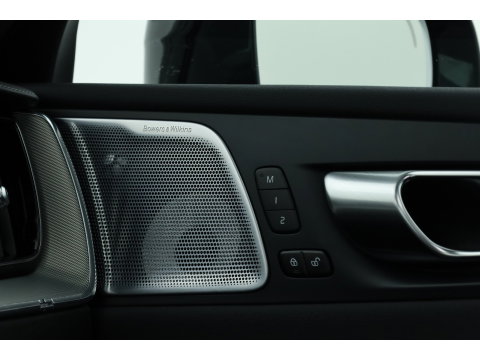 Volvo XC60 2.0 T6 Plug-in hybrid AWD Ultra Black Edition | Luchtvering | Massage | B&W Audio | Trekhaak | 360 camera | Head-up |