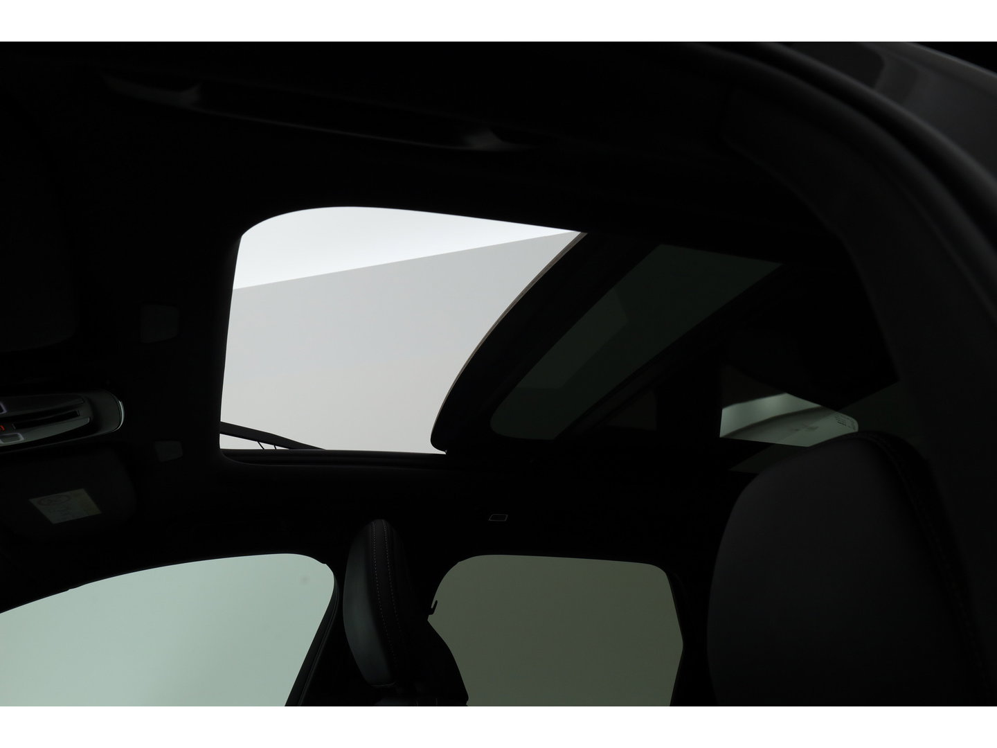 Volvo XC60 2.0 T6 Plug-in hybrid AWD Ultra Black Edition | Luchtvering | Massage | B&W Audio | Trekhaak | 360 camera | Head-up |