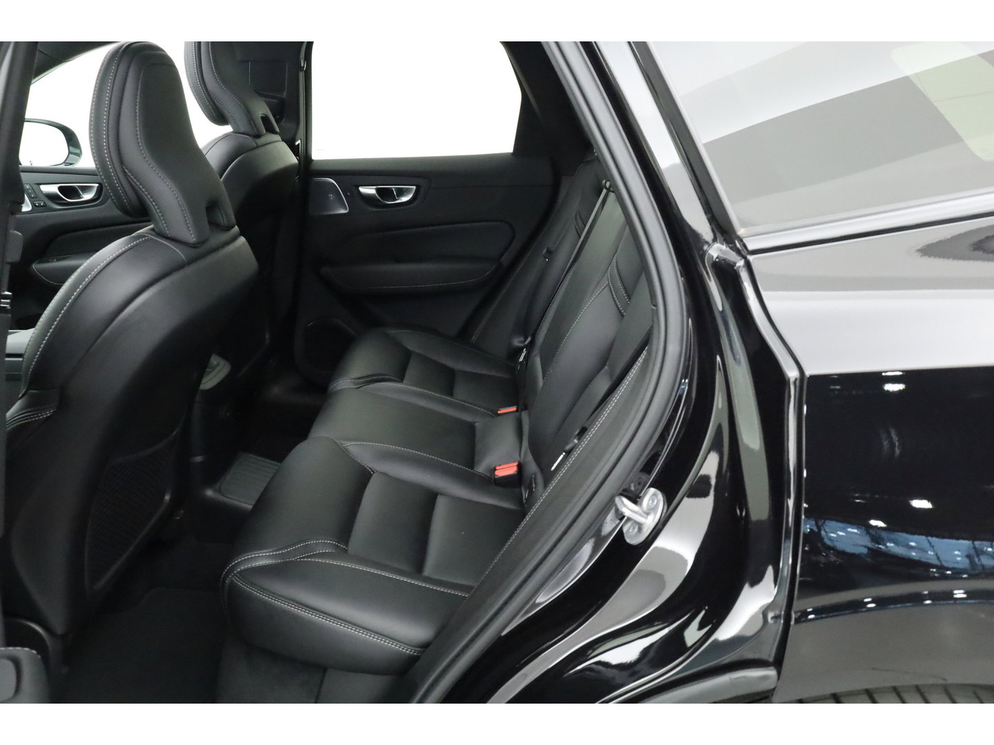 Volvo XC60 2.0 T6 Plug-in hybrid AWD Ultra Black Edition | Luchtvering | Massage | B&W Audio | Trekhaak | 360 camera | Head-up |